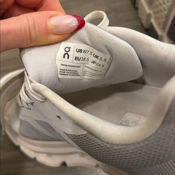 On Running Women's White and Gray Sneakers oncloud cloud runner white frost - Picture 7 of 7